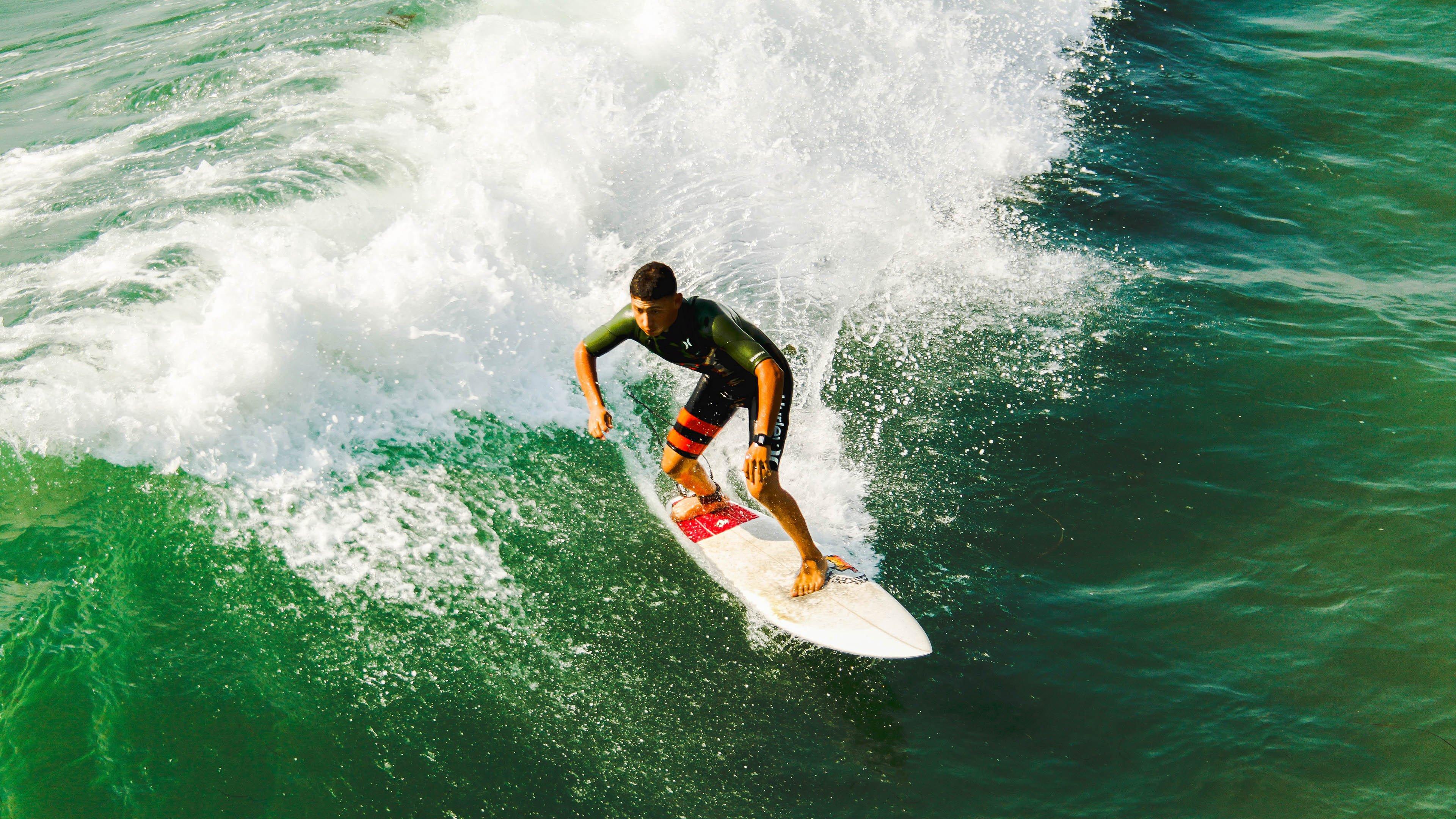 标志性假笑，这俩人在一块不演戏真是亏了